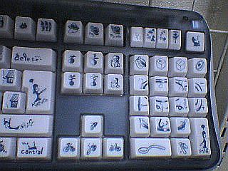 刻印が象形文字のようなキーボードの写真（右側）